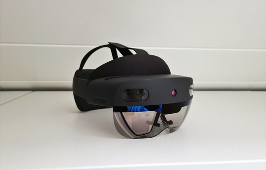 Microsoft HoloLens 2 liegt auf einem weißen Untergund