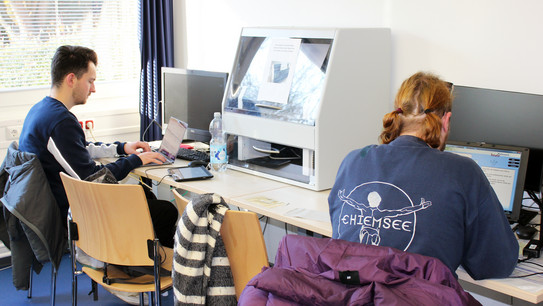 Zwei Studenten arbeiten an den verschiedenen Stationen des Hilfsmittellabors.