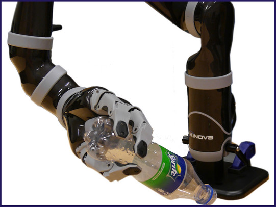 Ein Roboterarm hält mit drei Fingern eine Plastikflasche fest. Der Arm ist an einer Montageplatte befestigt.